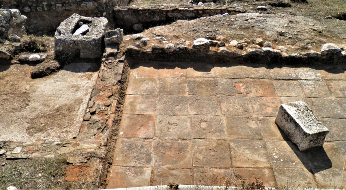 Areas with paved floors (photo: Ephorate of Antiquities of East Attica)