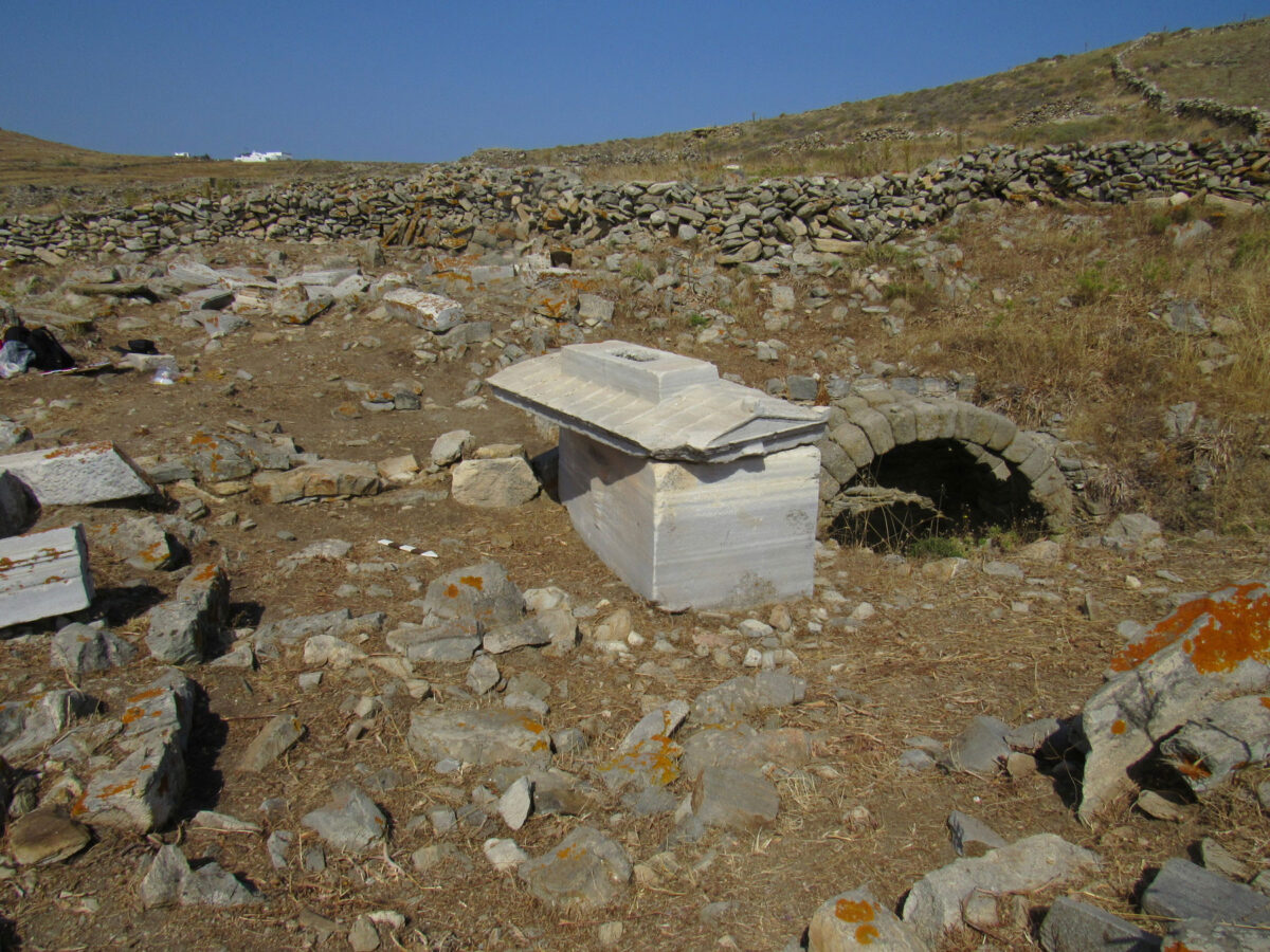 Burial enclosure with the sarcophagus of the Roman matron Tertia Horaria and a cistern for burial rituals. (photo: MOCAS)