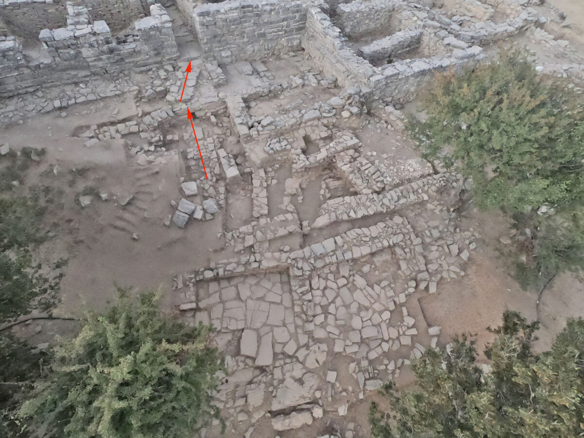This year's excavation showed that access to the northern entrance had already been made as early as the Paleopalatial era (around 1900 BC) by a ramp, which ended in a strong retaining wall (photo: MOCAS).