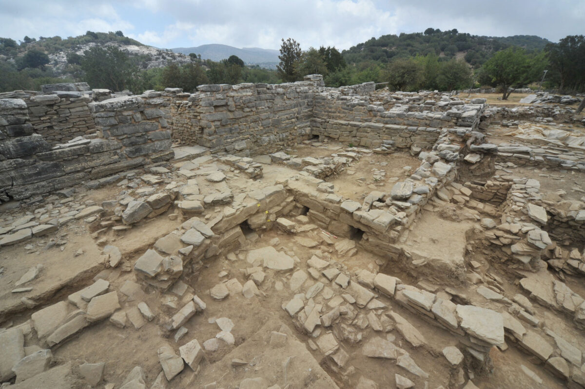 Zominthos: On the level of the Late Minoan IA period (around 1650 BC) three stone openings (drainage pipes) were unearthed, belonging to areas of the Central Building and the western apartments attached to it immediately after its destruction (photo: MOCAS).