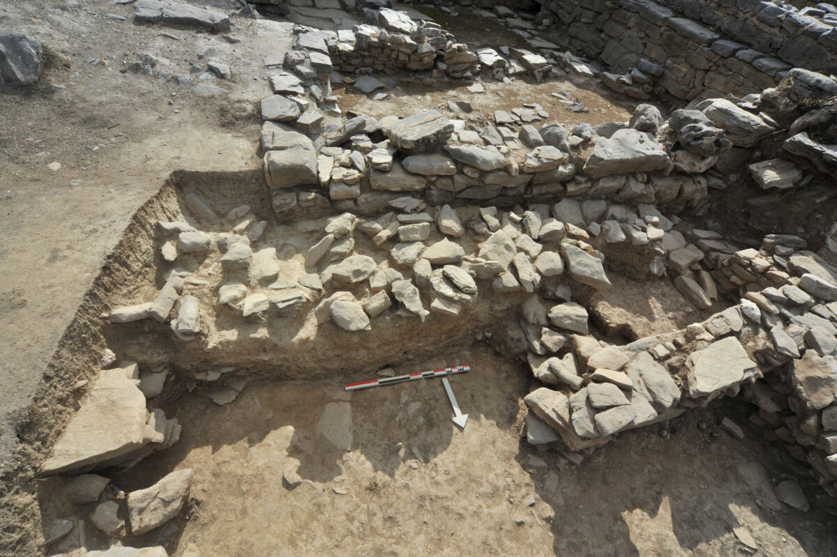 Zominthos: Altar laid out with stones (photo: MOCAS).