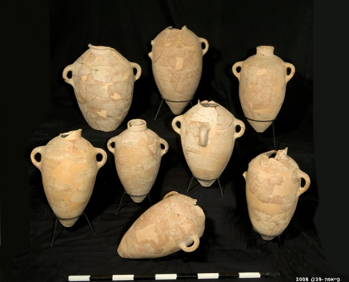 The inner-rim diameter of the jar's neck is consistent with measurements of the palm of a (male) hand and may reflect the use of the original metrics for the biblical measurement of the 