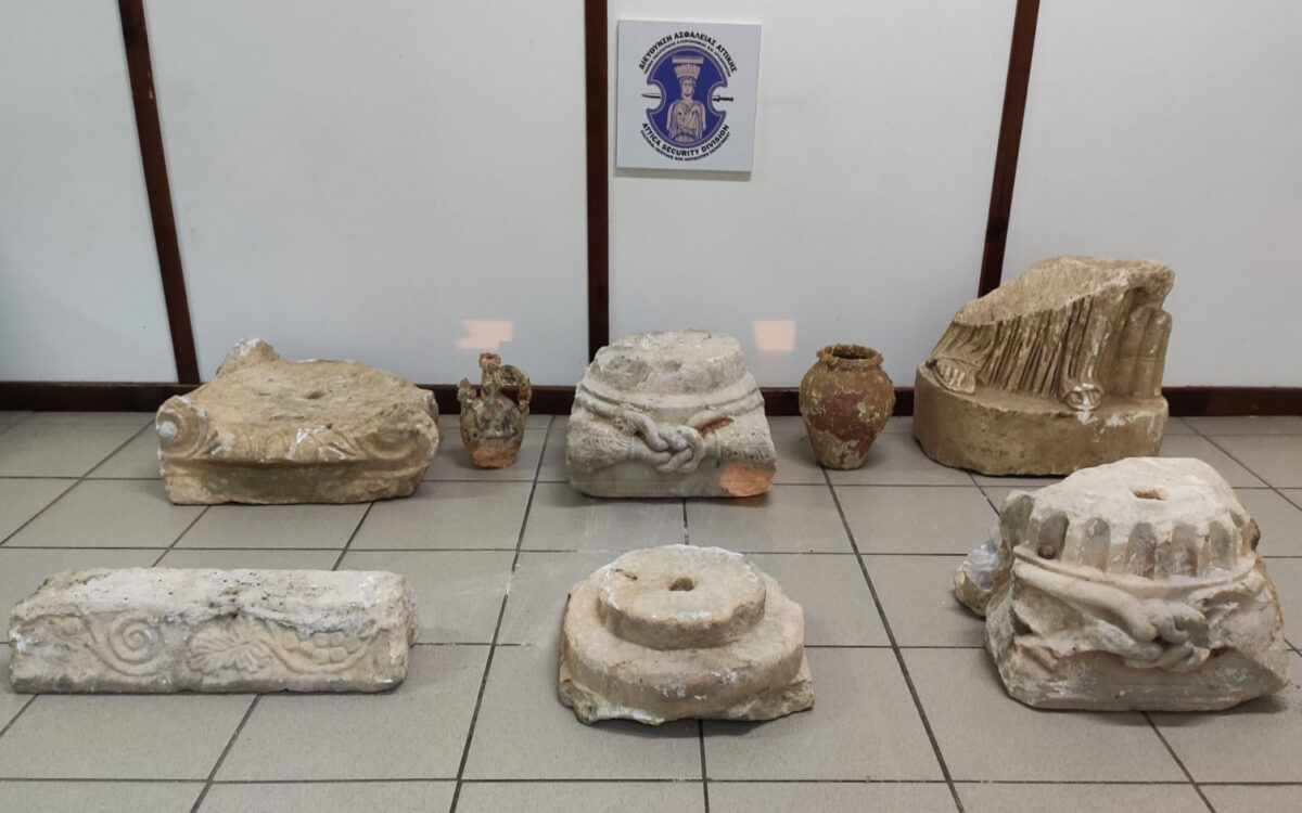 Ancient artefacts confiscated in Messenia (photo: Hellenic Police).