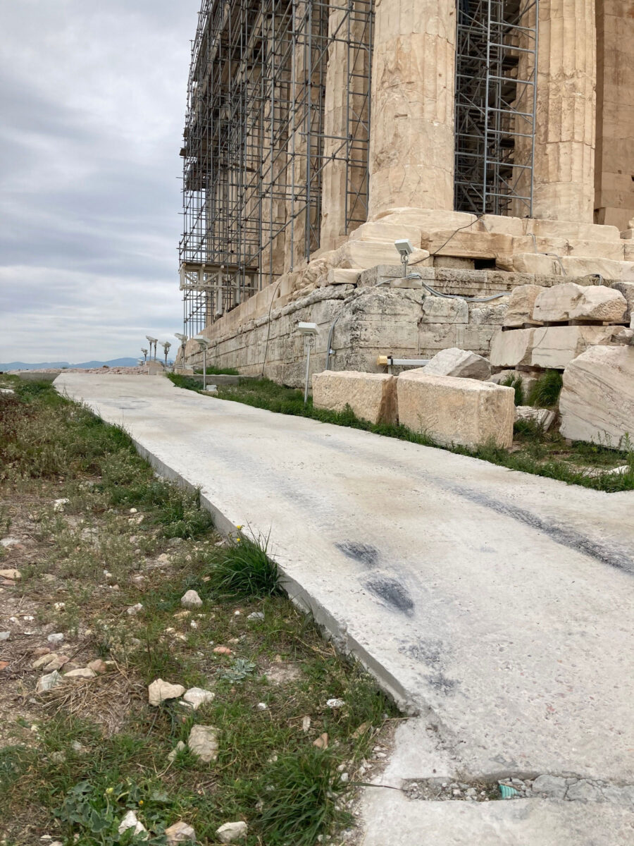 The old paving on the west side of the Parthenon (photo : MOCAS)