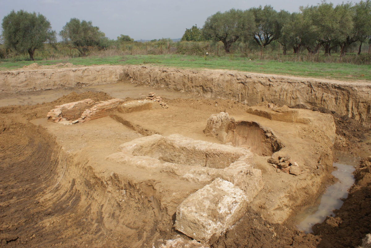 Cluster of graves 1,2,3 and 5. (Photo: MOCAS)