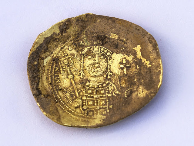 Convex-shaped gold coin of the Byzantine emperor Michael VII Doukas. Credit: Yaniv Berman, Caesarea Development Corporation