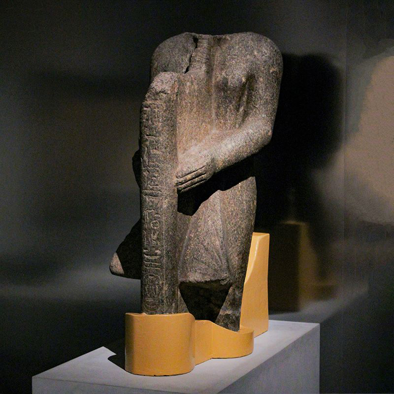 The granite torso of a statue from the Rijksmuseum's collection of Antiquities. Foto © Rijksmuseum van Oudheden