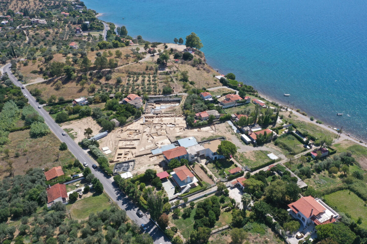 Aerial photograph of the excavation site and the Palaioekklesies hill at Amarynthos (photo MOCAS).