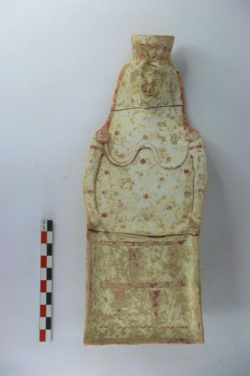 Archaic clay figurine from the temple (photo MOCAS).