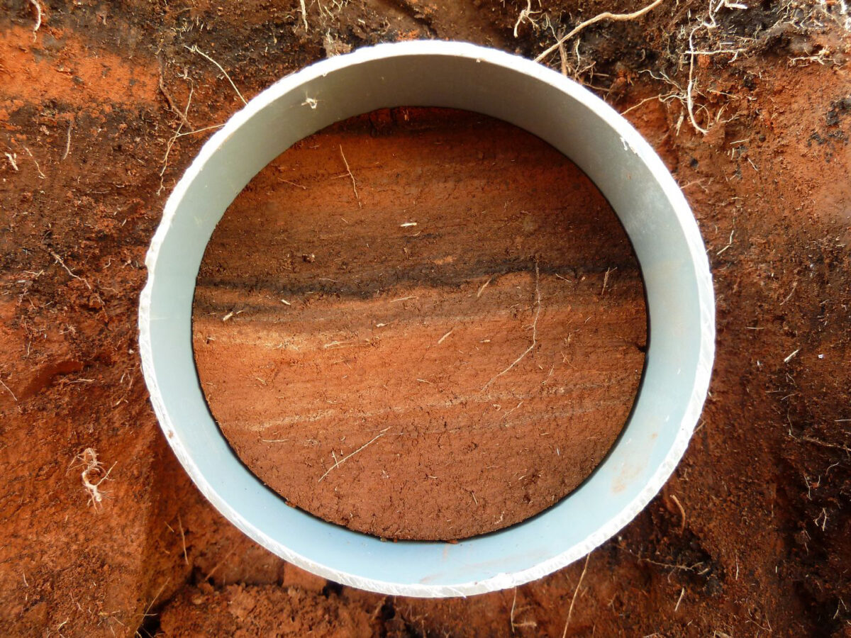 Red pigment filling from a pit with a drill core for laboratory analyses. © Andreas Mieth, Uni Kiel