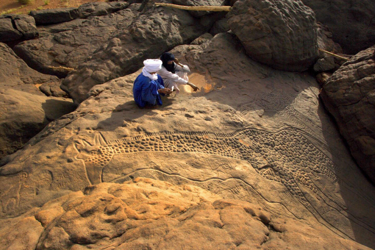 Engraving of Giraffes near Gobero in Niger, ca. 8,000 yrs old, witness green times in the desert. Credit : Mike Hettwer, 2006, www.hettwer.com