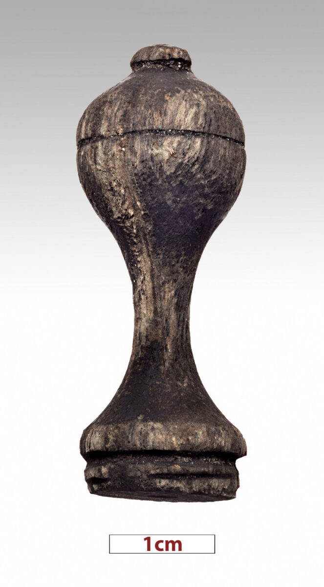 Part of a wooden chess pawn. (photo: P. Vezyrtzis)