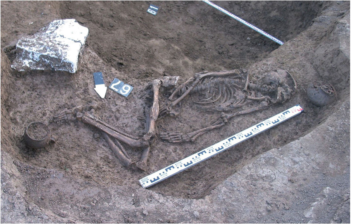 The excavated grave of the male skeleton from the North Caucasus foothills. A healed fracture of the right thigh bone is visible. © B. Atabiev, Institut für die Archäologie des Kaukasus, Naltschik