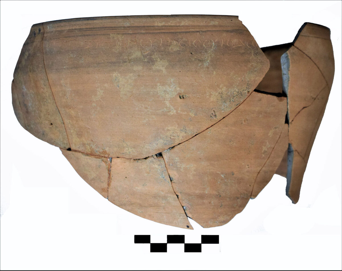 The clay cup (skyphos) with the carved epigram. Photo: Hemathia Ephorate of Antiquities  