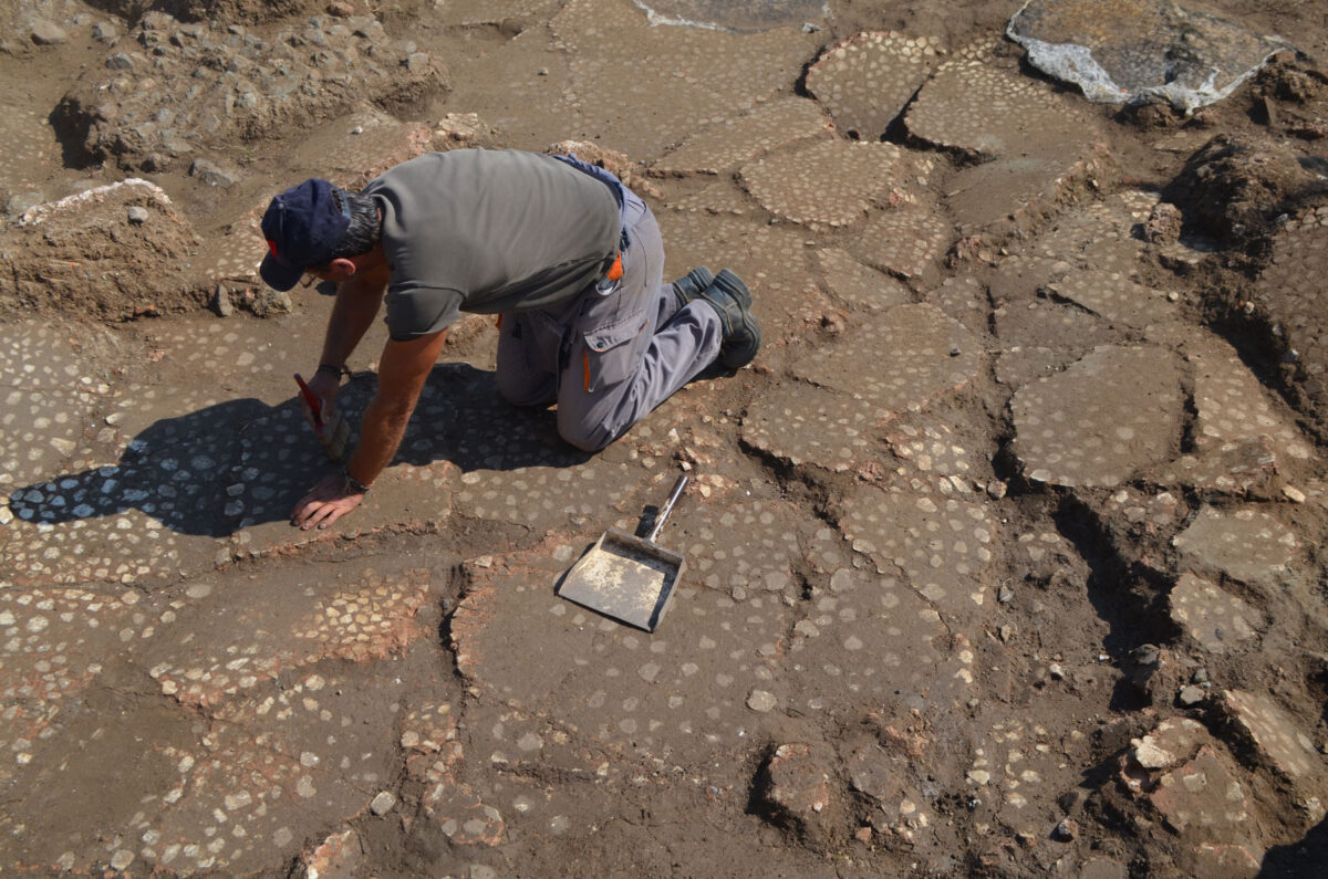 Cleaning the marble tiles of the large SE space. Photo: Hemathia Ephorate of Antiquities