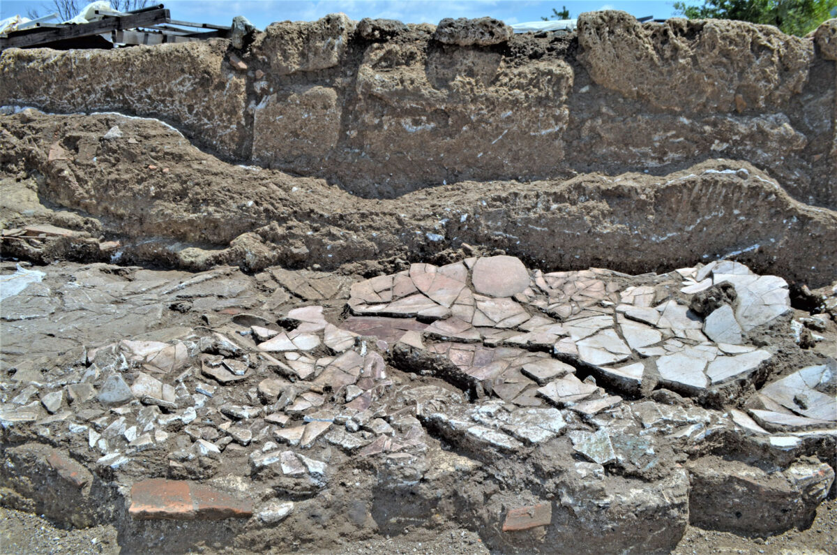 Fallen plasters in one of the spaces on the SE side of the complex. Photo: Hemathia Ephorate of Antiquities  
