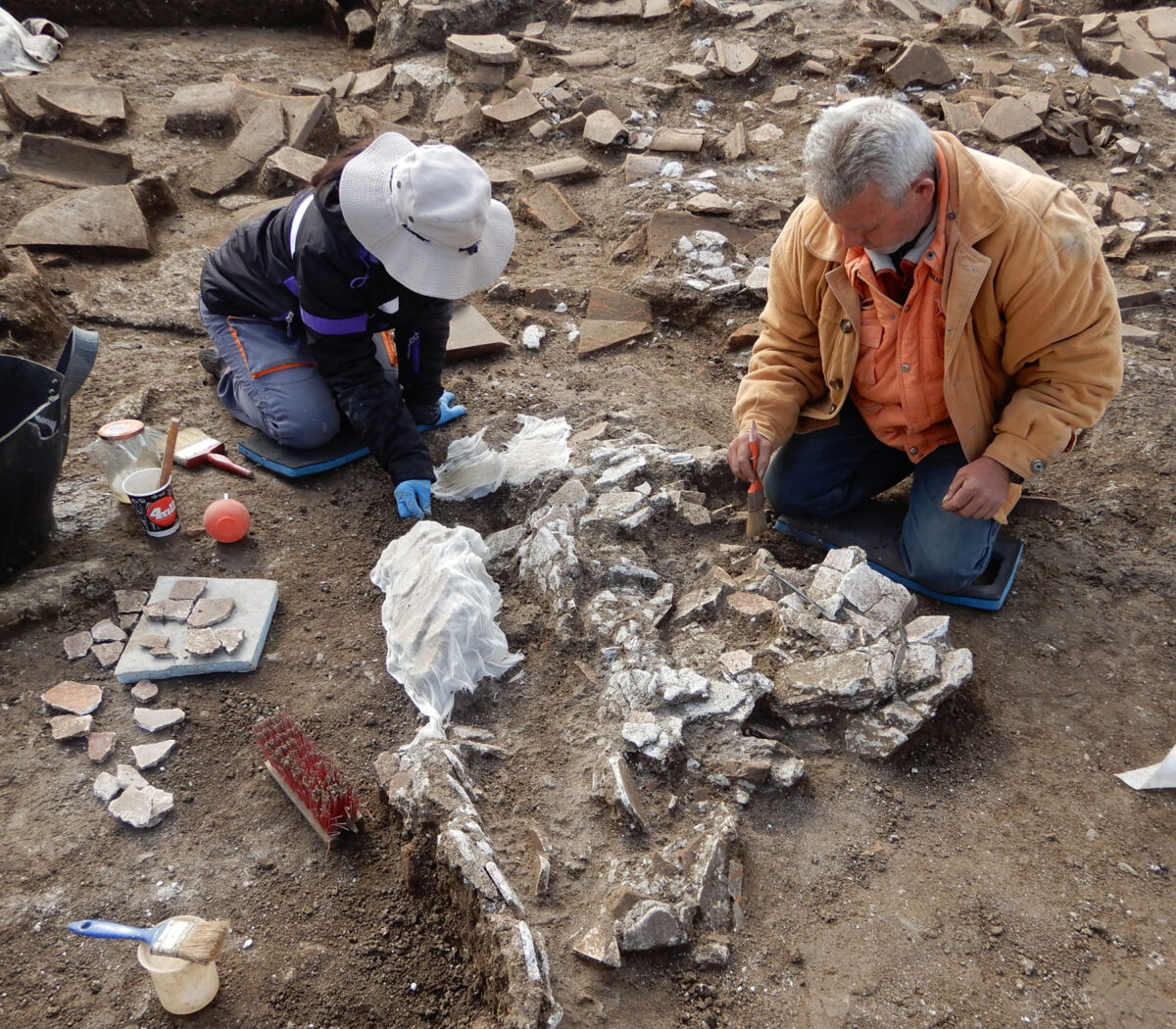 Clearing, first aid and collecting of fallen plasters. Photo: Hemathia Ephorate of Antiquities