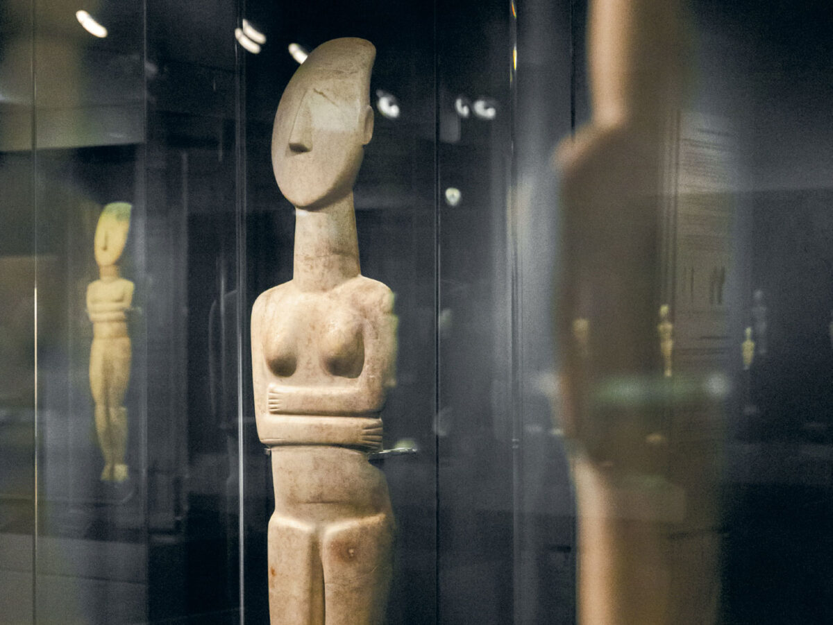 Marble female figurines. Early Cycladic II-III period. 2700-2400/2300 BC. © Museum of Cycladic Art / P. Tavitian.