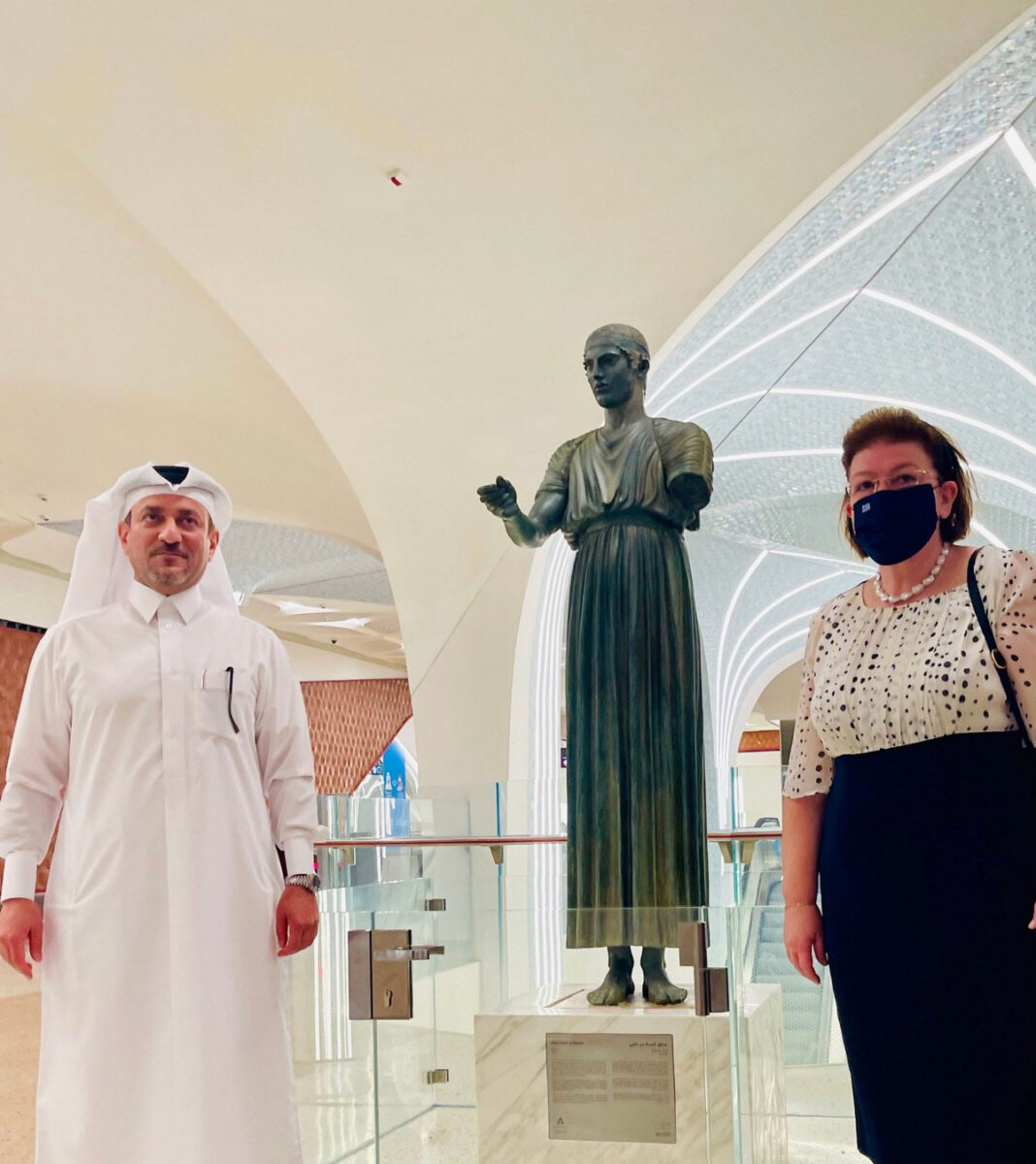 Minister of Culture and Sports Lina Mendoni and Director General of the Qatar Museums Authority Ahmad Al-Namla during the official exhibition opening ceremony of the Charioteer replica (photo: MOCAS)