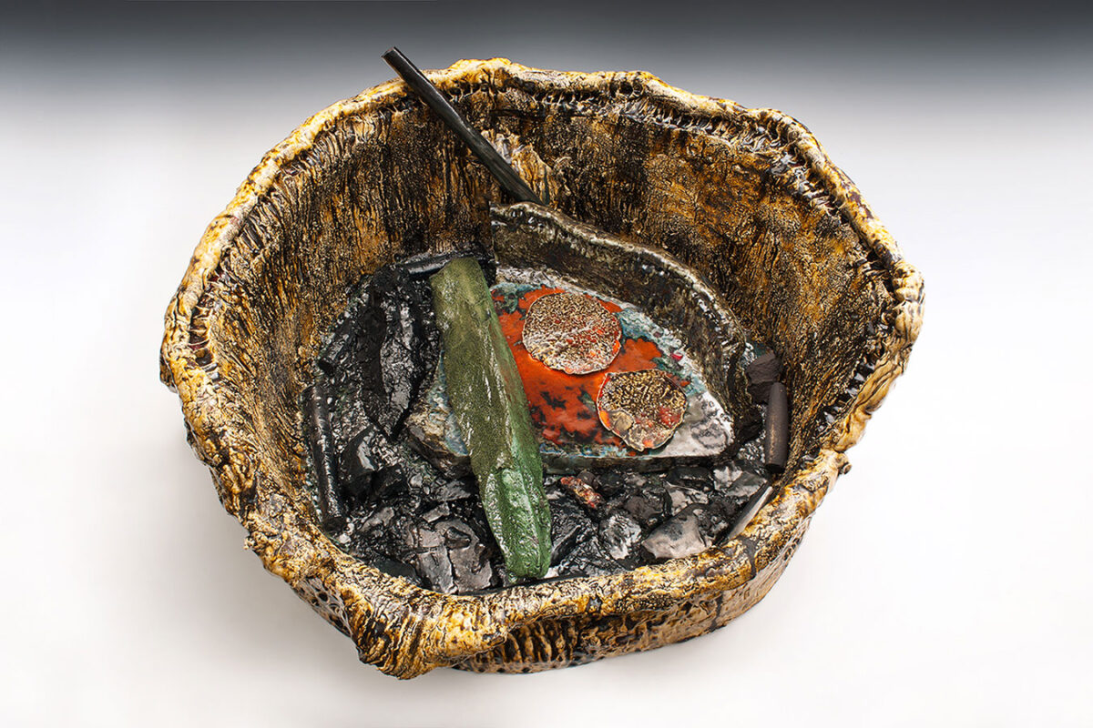 Sterling Ruby, “Basin Theology/BRAVAMAX”, 2014. Ceramic, 53,3x99,1x91,4 cm. © Sterling Ruby. Kindly loaned by Sterling Ruby Studio and Gagosian.