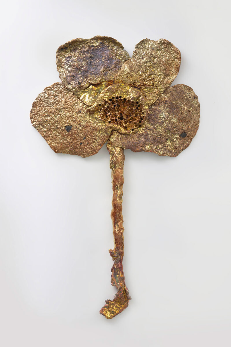 Sterling Ruby, “FLOWER (7586)”, 2021. Ceramic, 84,5x52,1x6,4 cm. © Sterling Ruby. Kindly loaned by Sterling Ruby Studio and Gagosian.