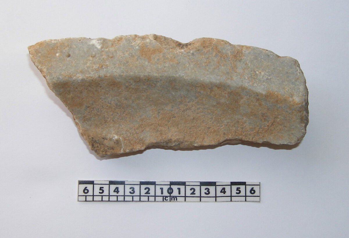 Fragment of the rim and sides of a marble basin (perirrhanterion) (photo: MOCAS). 