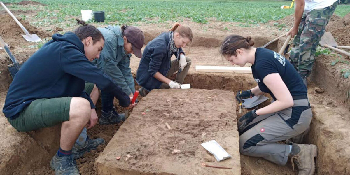 Students from the Institute of Prehistory and Medieval Archaeology of the University of Tübingen excavating the grave in 2020. Credit: University of Tübingen
