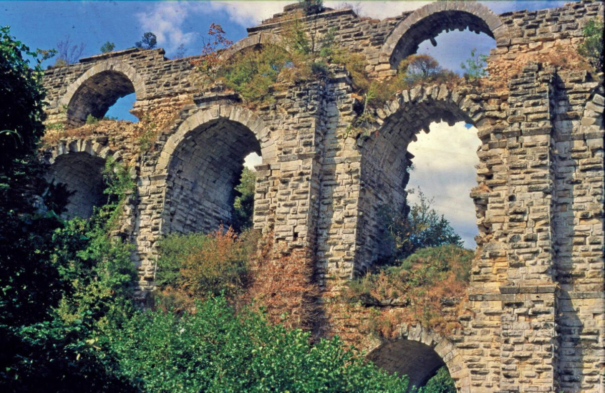 The two-story Kurşunlugerme Bridge, part of the aqueduct system of Constantinople: Two water channels passed over this bridge – one above the other (photo/©: Jim Crow)