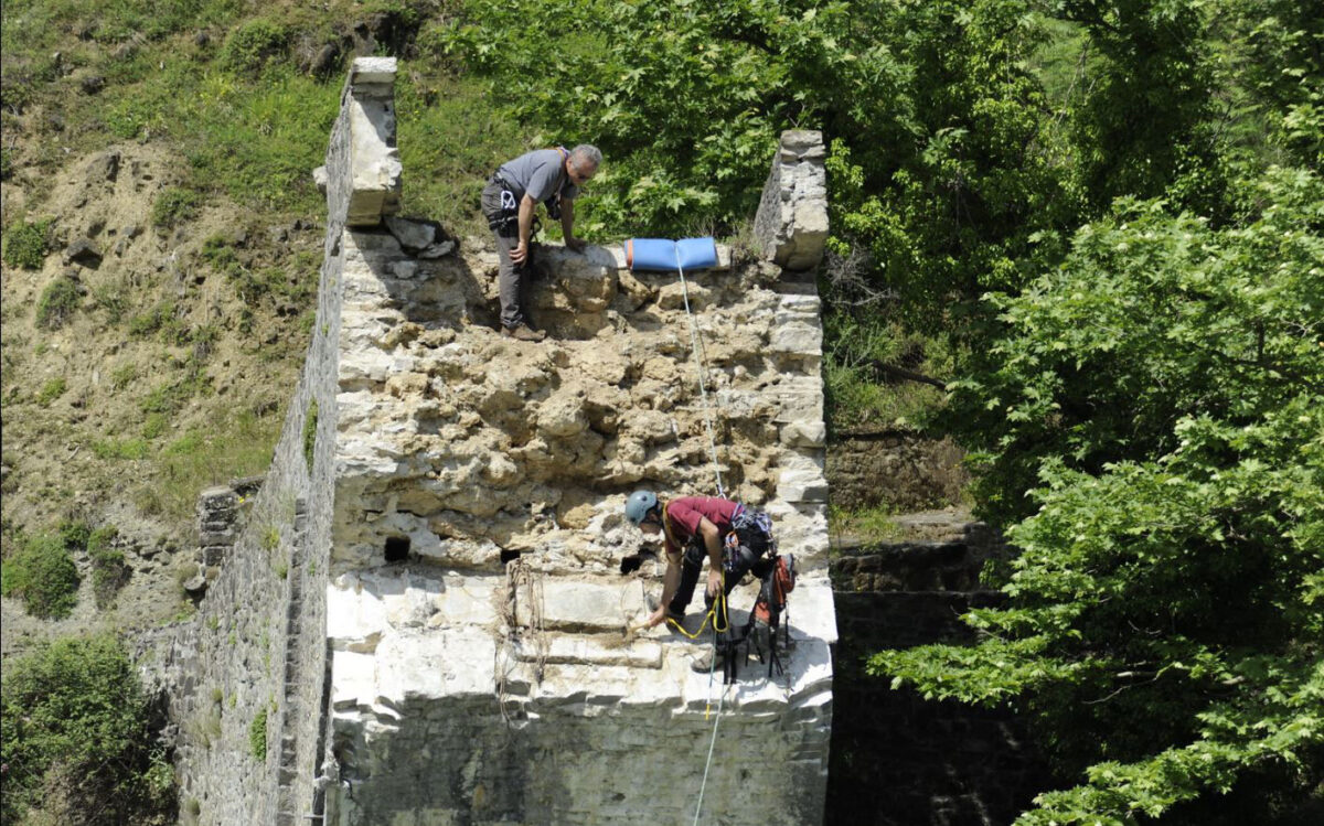 With strong public support, the work to recover the Plaka Bridge began almost immediately following the collapse of the bridge in February 2015. 