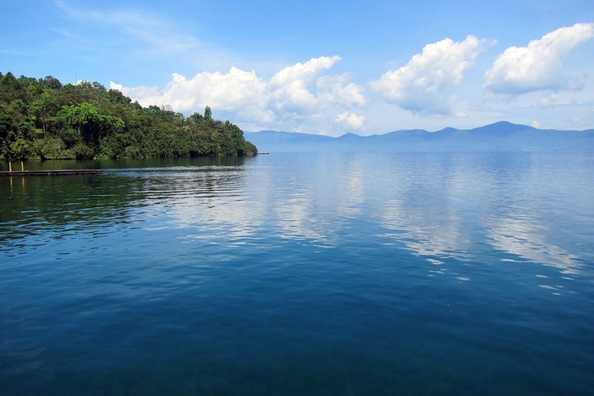 Tropical lake sediments are natural archives that record changes in the surrounding forest over hundreds of years. © R. Hamilton