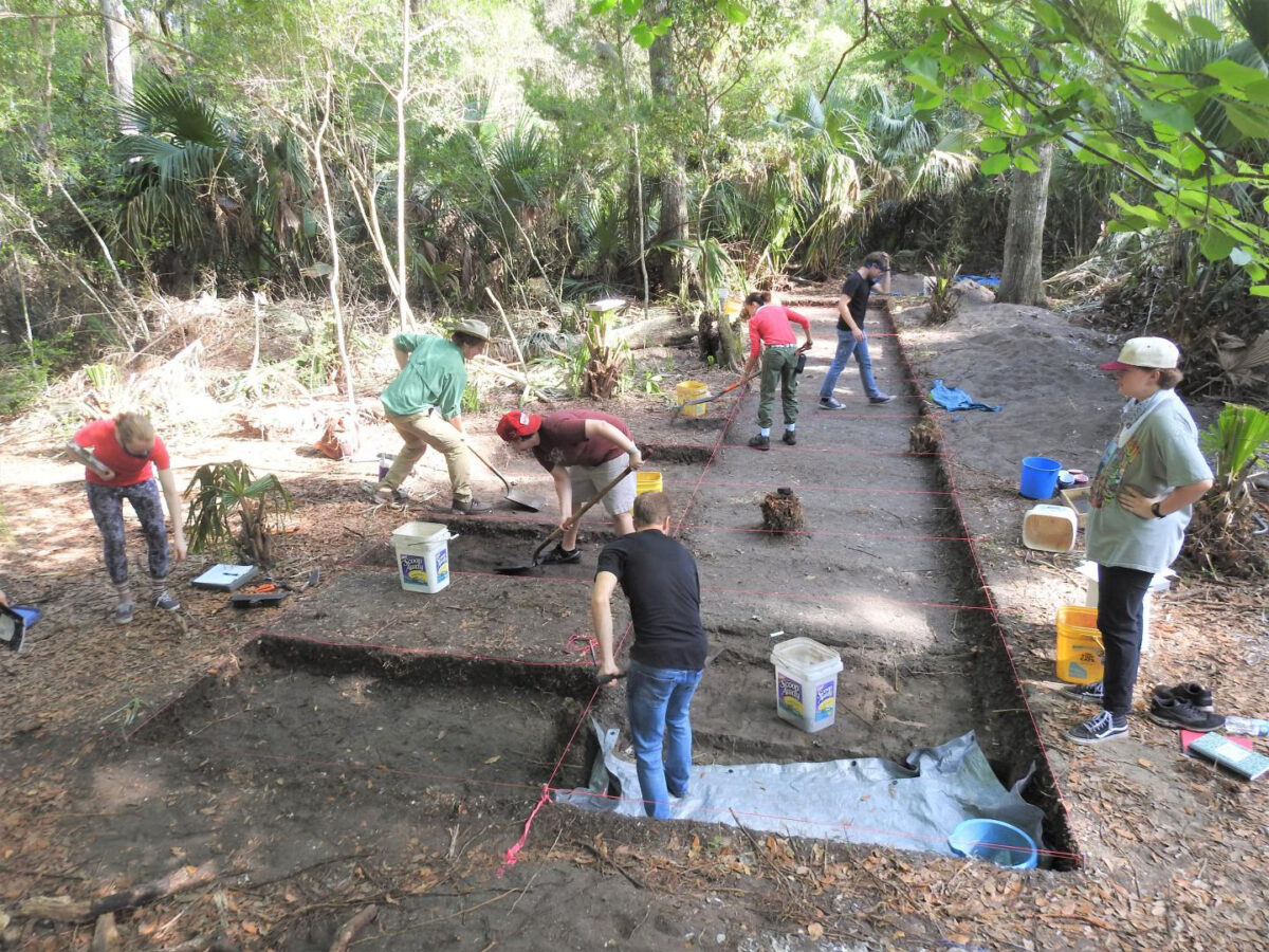 UNF Archaeology Lab at the dig site. Credit : University of North Florida