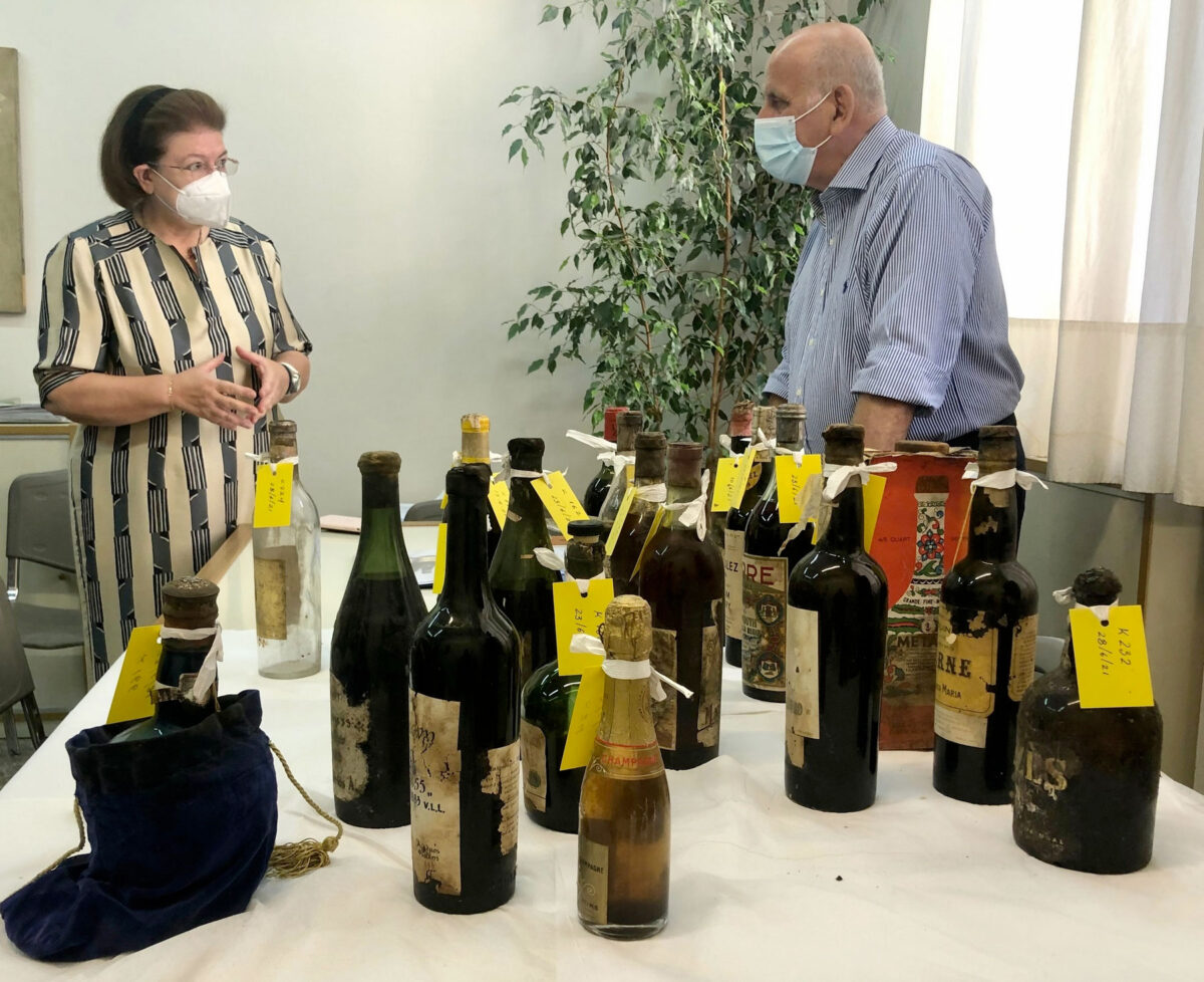 Lina Mendoni and Pericles Baltas, head of the Historical Archive of ACHAIA CLAUSS (photo: MOCAS). 
