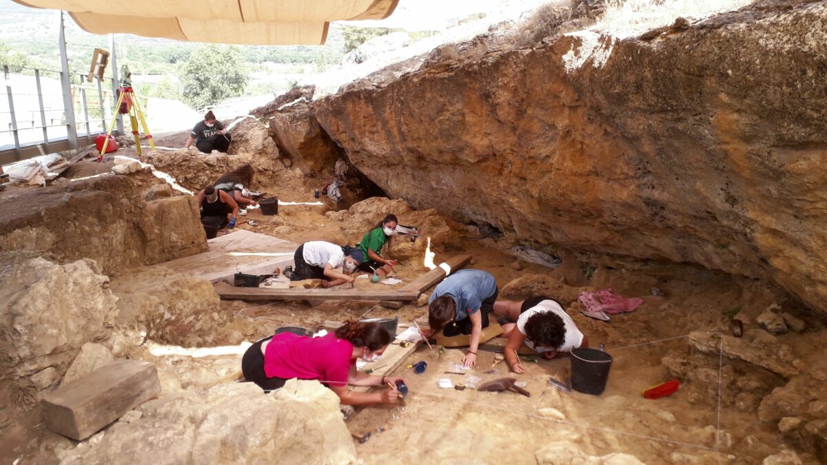 Excavation at the Navalmaíllo Rock Shelter site.