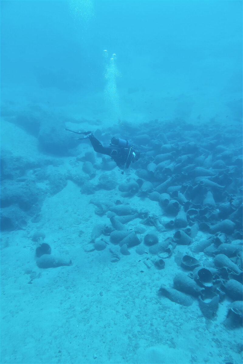 View of shipwreck cargo of 2nd c. AD amphorae (photo: MOCAS) 