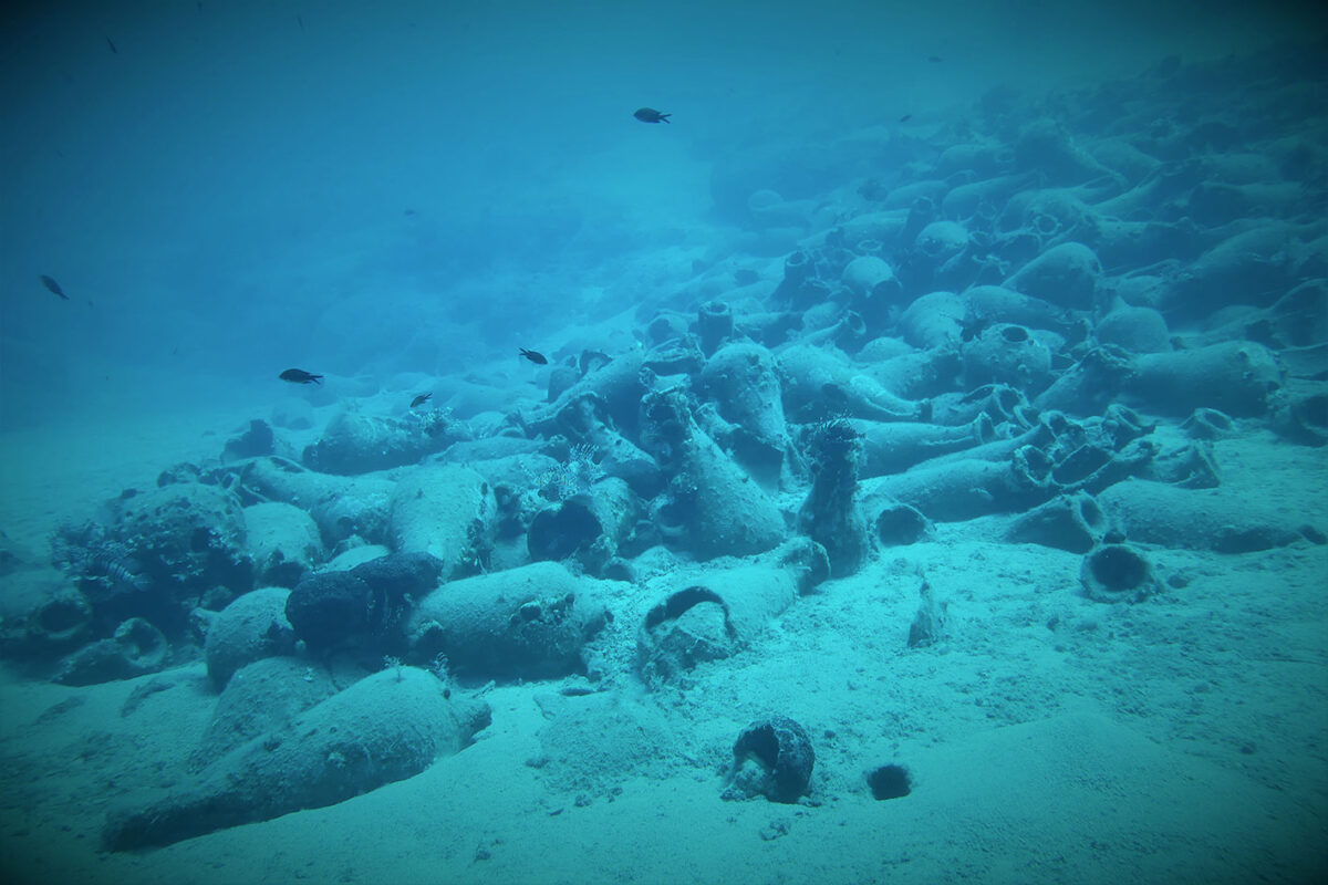 View of shipwreck cargo of 2nd c. AD amphorae (photo: MOCAS) 