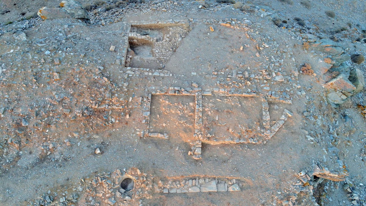 Fig. 2. Aerial photograph of the south part of the acropolis of ancient Kythnos and of Buildings1 (below) and 2 (above) (photo: K. Xenikakis)