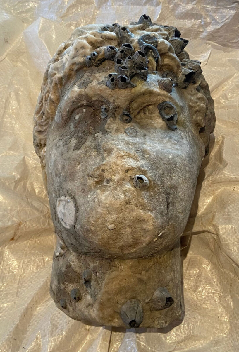 Head of a statue from the Roman era pulled up from the sea off Preveza, at a depth of about 10 meters (photo: MOCAS)