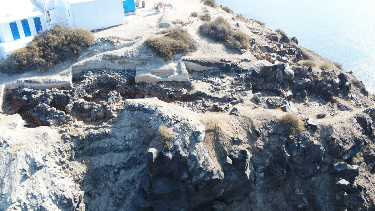 Fig. 2. Therasia: View of the buildings and the tiered passage on the northwest part of the settlement (photo: Photographic Archive of the Koimisis Excavation / K. Sbonias).