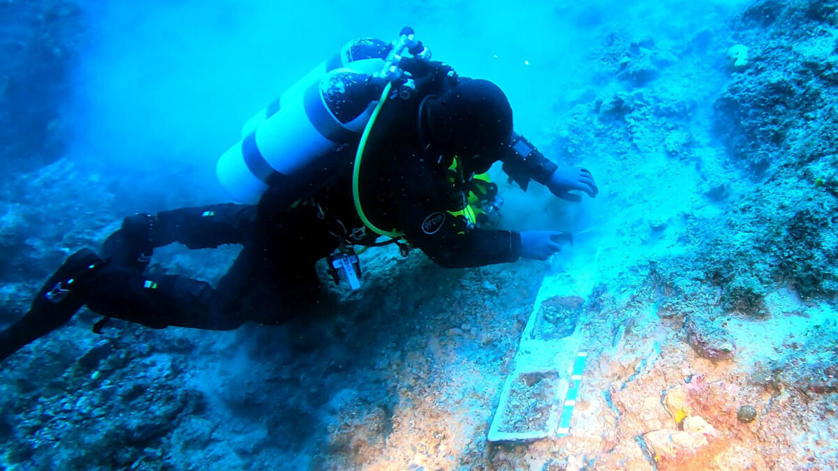 Locating and documenting parts of the equipment from the Antikythera Shipwreck (photo: MOCAS)