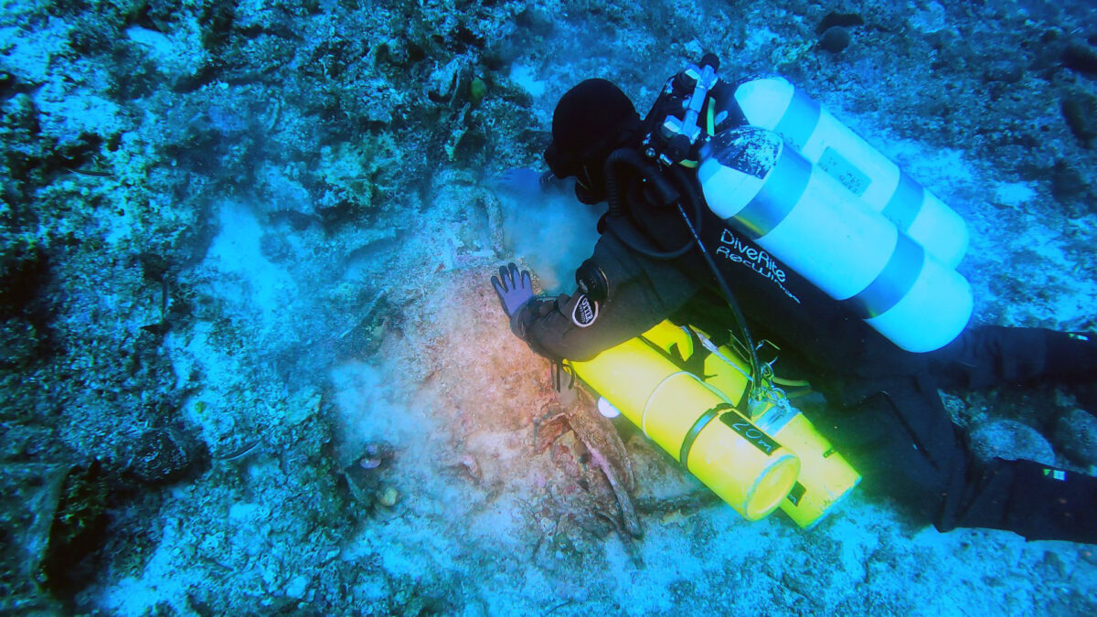 Locating and documenting parts of the equipment from the Antikythera Shipwreck (photo: MOCAS)
