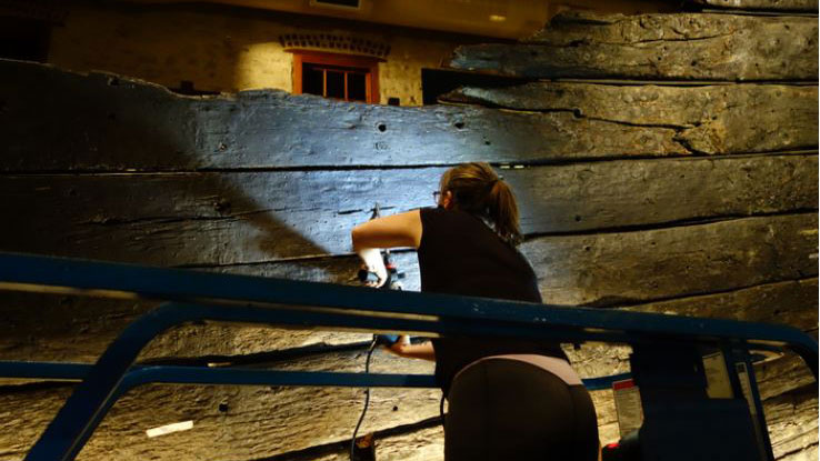 Aoife Daly extracting a tree-ring sample from the Batavia ship’s hull planking in strake 14. Photo: W. van Duivenvoorde.