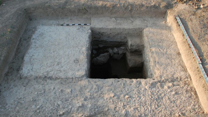 The excavation trench shows a pillar of the unfinished aqueduct. © Artaxata project