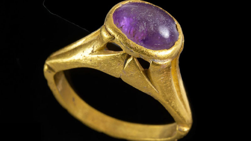 The spectacular gold ring with the inlaid semi-precious amethyst stone. Copyright: IAA/Dafna Gazit
