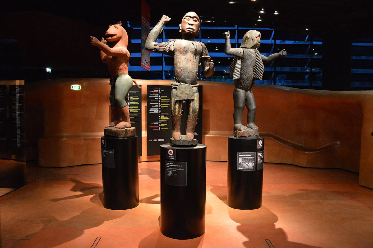 Statues of kings from Benin. Musée du Quai Branly (photo: Wikipedia).
