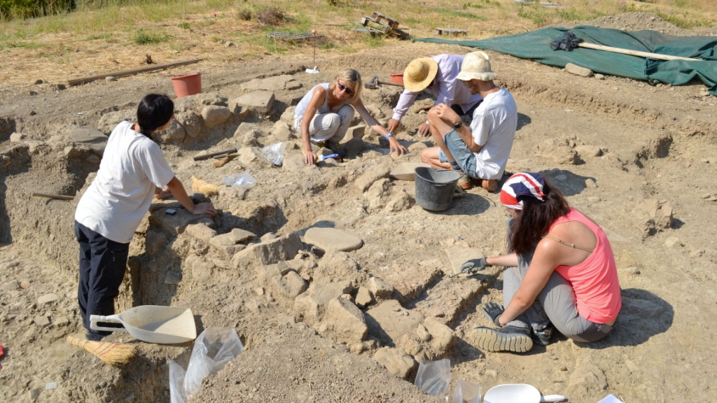 Excavating the prehistoric settlement (photo: MOCAS) 