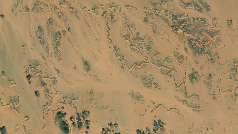 A satellite image shows the morphologies of the fossil rivers in southern Egypt. According to the new study, these rivers were intensely active during the African Humid Period. Image : Esri World Imagery