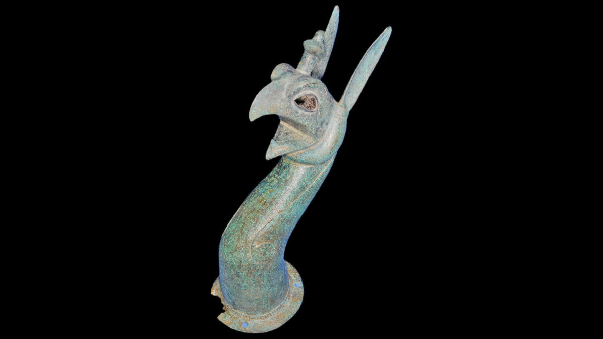 Bronze griffin bust from a tripod basin. Dates to 660-630 BC. Height 31.24 cm. Originating from Samos (photo: MOCAS).