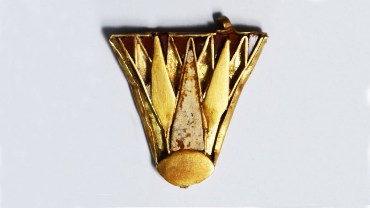 Egyptian lotus jewellery with inlaid stones (ca. 1350 BCE).
Photo: Peter Fischer, Teresa Bürge