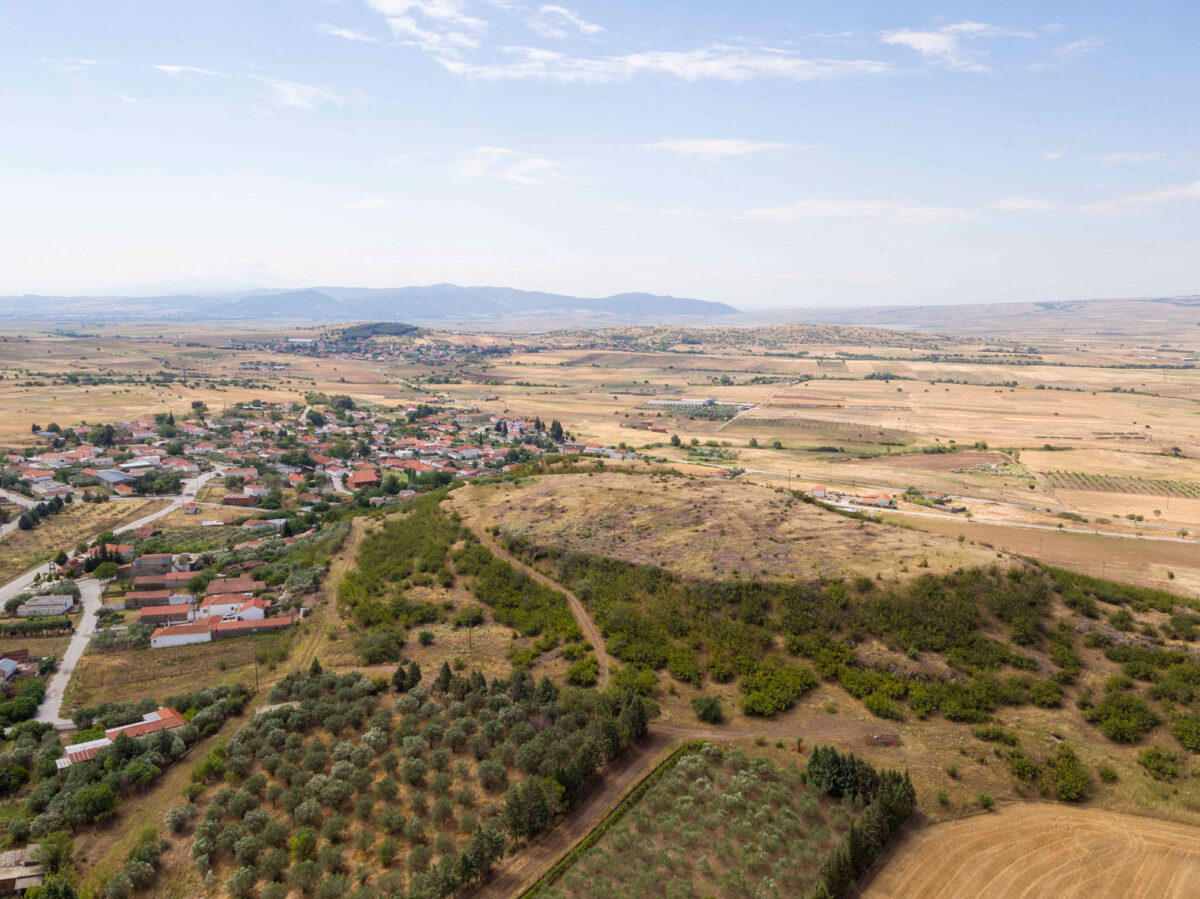 Aerial photograph of the hill north east of today’s village of Ano Apostoloi, Municipality of Kilkis. The ancient city of Morrylos is situated on this site (© Ephorate of Antiquities of Kilkis -MOCAS, image: Thanos Kartsoglou)