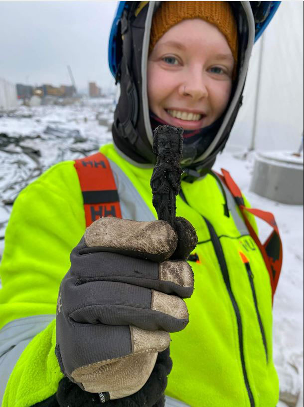 Cold but happy. A cold but happy archaeologist with one of the decade's finest archaeological artefacts from Oslo. Photo: Solveig Thorkildsen, NIKU.